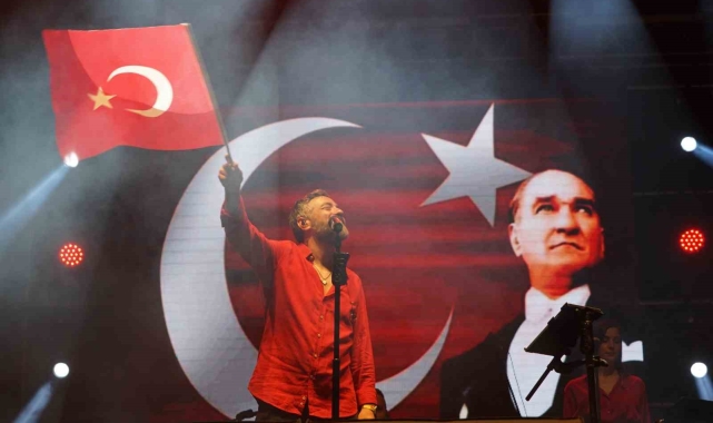 Resul Dindar, binlerce kişinin seslendirdiği o türküyü hayranlıkla dinledi