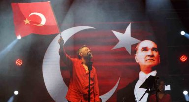 Resul Dindar, binlerce kişinin seslendirdiği o türküyü hayranlıkla dinledi