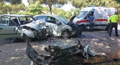 Samsun'da 2 otomobil kafa kafaya çarpıştı: 3 yaralı