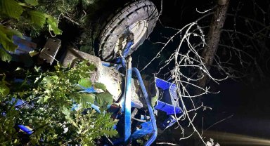 Traktör uçuma yuvarlandı: Aynı aileden 1'i ağır 4 kişi yaralandı