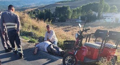 3 tekerlekli moped devrildi: 1 yaralı