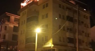 5 katlı binanın çatısında başlayan yangın üst katı sardı