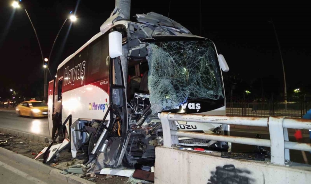Adana'da havaalanına yolcu götüren midibüs kaza yaptı: 5 yaralı