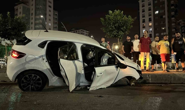 Adana'da otomobil sinyalizasyon direğine çarpıp kaldırıma çıktı: 1 ölü, 3 yaralı