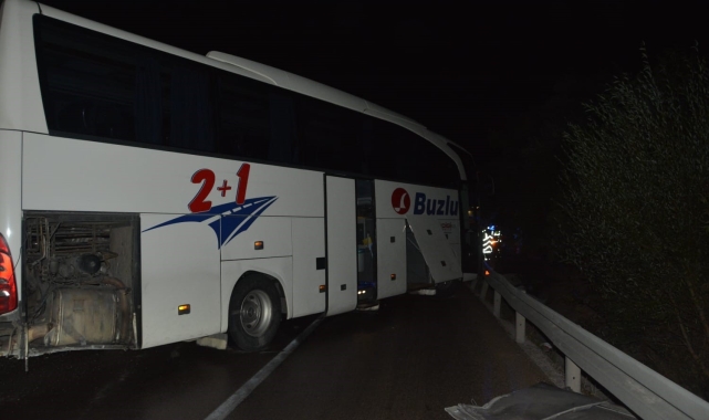Afyonkarahisar'da yağmurda kayan yolcu otobüsüne arkadan gelen tır çarptı: 4 yaralı