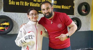 Ailesi balerin olmasını isterken kick boksa merak salan 17 yaşındaki Yağmur, dünyada Türkiye'yi temsil ediyor