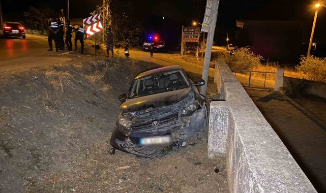 Alkollü sürücü virajı alamayarak şarampole uçtu, mahalle sakinleri önlem alınmasını istiyor