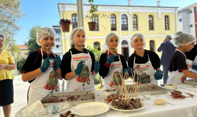 Artık ekmek ve keklerden çikolata topu yaptılar, israfa dikkat çektiler