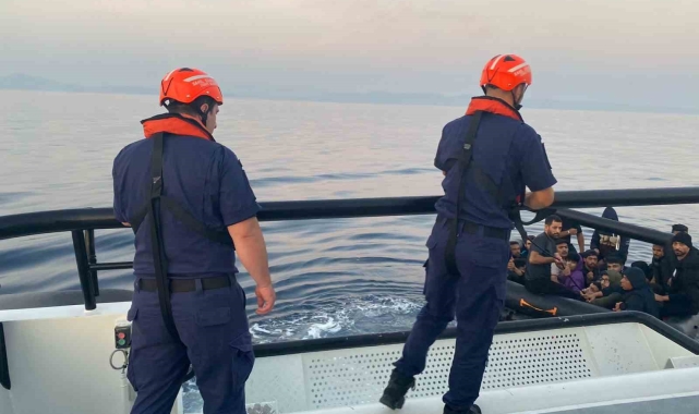 Ayvalık açıklarında 23 düzensiz göçmen kurtarıldı