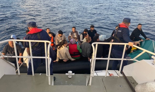 Ayvalık açıklarında 52 düzensiz göçmen kurtarıldı