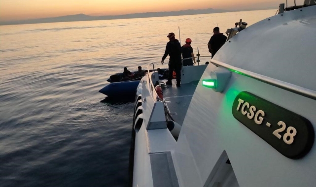 Ayvalık açıklarında 56 düzensiz göçmen yakalandı