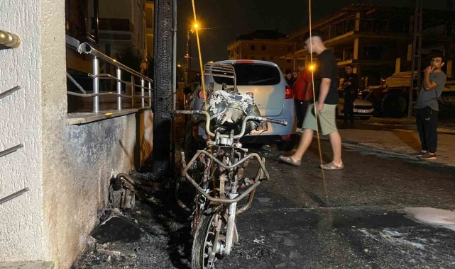 Beylikdüzü'nde doğal gaz kutusu alev alev yandı, 1 motosiklet küle döndü