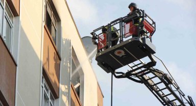 Binada çıkan yangında yatalak kadını kapıyı kırarak kurtardılar