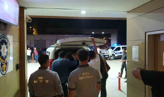 Birlikte hastaneye giden iki arkadaşın tartışması kavgaya dönüştü, o anlar kamerada