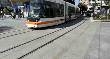 Bisikletli çocukların tehlikeli oyunu