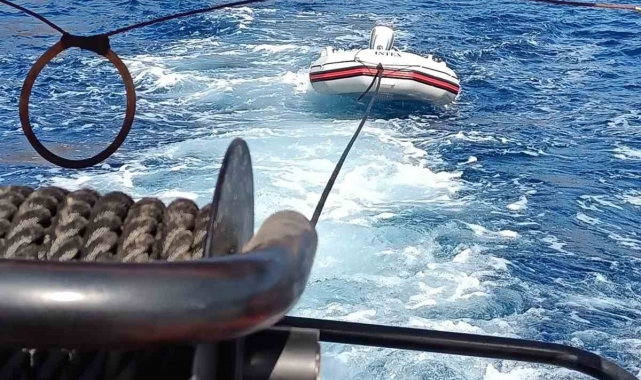 Bodrum açıklarında sürüklenen botu KIYEM ekipleri kurtardı