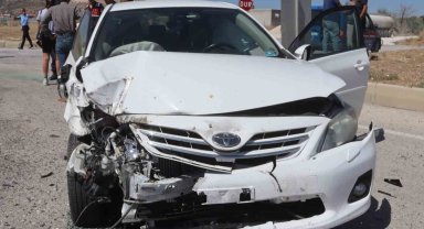 Burdur'da otomobil ile traktör çarpıştı 1'i ağır 4 kişi yaralandı