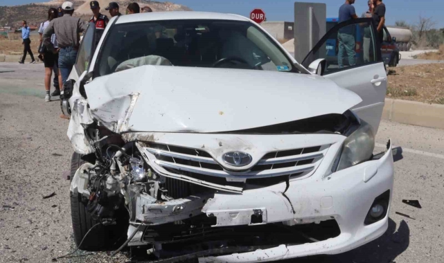 Burdur'da otomobil ile traktör çarpıştı 1'i ağır 4 kişi yaralandı