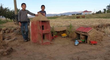 Çamurdan minyatür evler yapan çocuklar