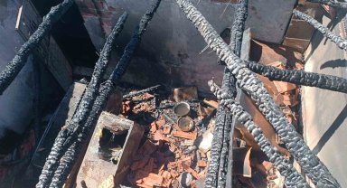 Çıkan yangında 2 katlı ev kül oldu, tütünler vatandaşlarca kurtarıldı