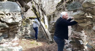 Definecilerin talan ettiği kale ve hamam yok oluyor