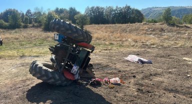 Devrilen traktörün altında kalarak hayatını kaybetti