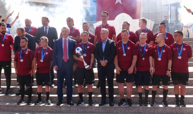 Down Sendromlu Futsal Milli Takımı'na coşkulu karşılama