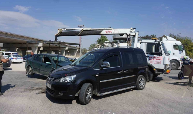 Edirne'de 2 otomobil çarpıştı, 3 kişi yaralandı