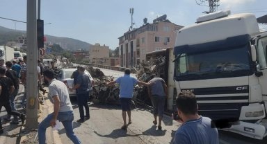 Enkazdan çıkan demirleri taşıyan tır devrildi, 4 araç zarar gördü