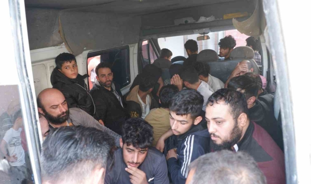 Evin duvarına çarparak durabilen minibüsten 19 göçmen çıktı