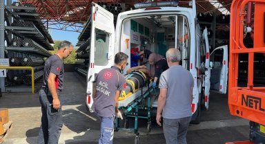 Fabrikanın çatısından düşen işçi yaralandı