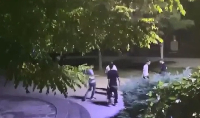 Gençlerin kavgasında tekme ve yumruklar havada uçuştu