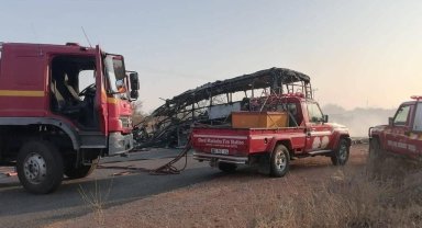 Güney Afrika'da madencileri taşıyan otobüs kamyonla çarpıştı: 20 ölü