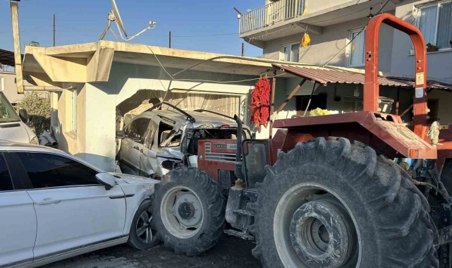 Hatay'da 3 aracı biçen taş yüklü traktör, evin duvarını yıkıp içeri girdi