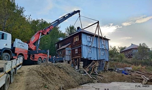 Heyelan tehlikesi bulunan baba evini yıkmaya kıyamayıp, vinçle taşıttılar