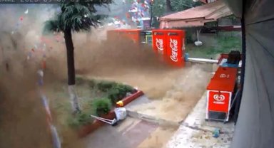 Heyelan ve sel sularına kapılan vatandaşların ölümden döndüğü anlar kamerada