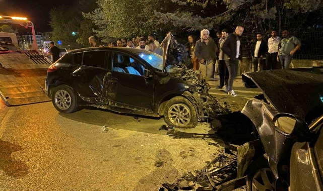 İki otomobil kafa kafaya çarpıştı, yaralılara müdahaleye giden itfaiye ekibi de kaza yaptı: 8 yaralı