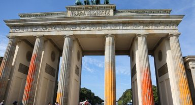 İklim aktivistlerinden tarihi Brandenburg Kapısı'na boyalı saldırı: 14 gözaltı