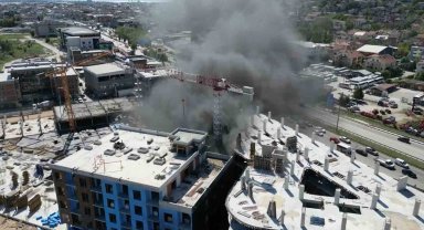 İnşaatta çıkan yangın gökyüzünü siyaha bürüdü