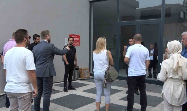 İş merkezinde 83 ofise elektrik şoku...14 katı yürüyerek çıkıyorlar