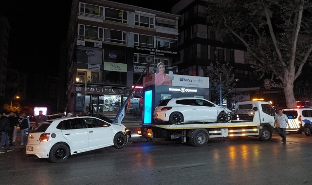 Kadıköy'de iki araç çarpışıp elektrik direğine vurdu: 3 yaralı