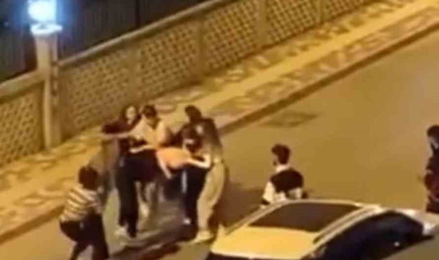 Kadınlar birbirine girdi, erkekler izledi
