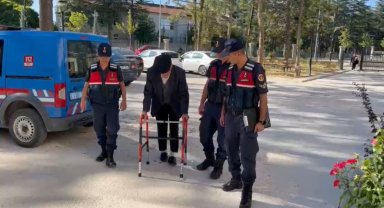Karısını öldürdüğü iddia edilen 89 yaşındaki şüpheli adliyeye 4 ayaklı bastonla getirildi