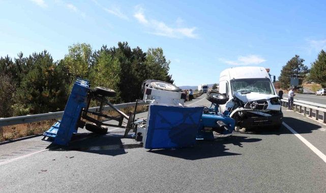 Kastamonu'da minibüs ile traktör çarpıştı: 2 yaralı