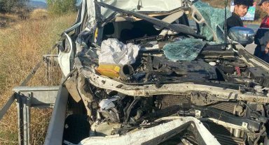 Kastamonu'da yoldan çıkan pikap bariyerlere çarparak durabildi. 1 yaralı