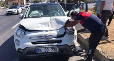 Kavşakta iki otomobil çarpıştı