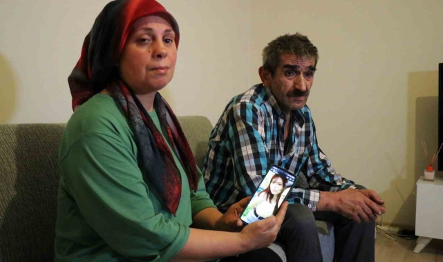 Kaybolan kızlarını beklerken kayalıklarda bulunan çantası geldi