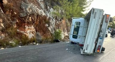 Kontrolden çıkan kamyonet yan yattı: 1 yaralı