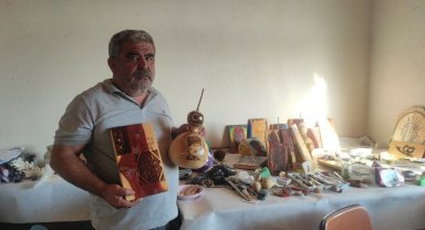 Köy muhtarı boş zamanını sanat eseri üreterek geçiriyor