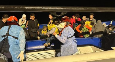 Kucağındaki çocuklarla Yunanistan'a geçerlerken yakalandılar